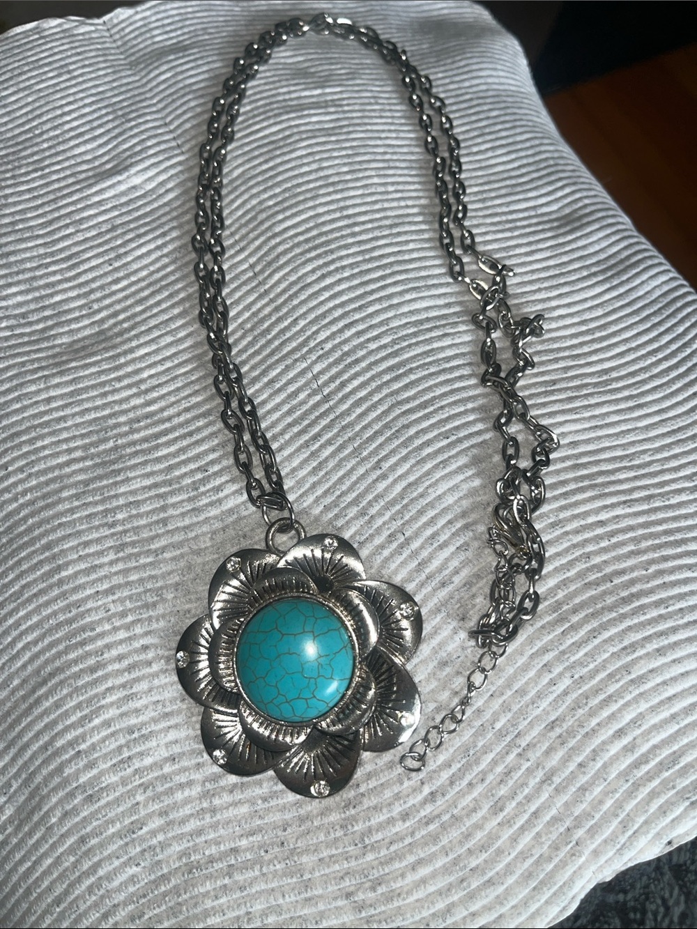 paparazzi 18” Turquoise Stone Flower Pendant Necklace - Silver Tone